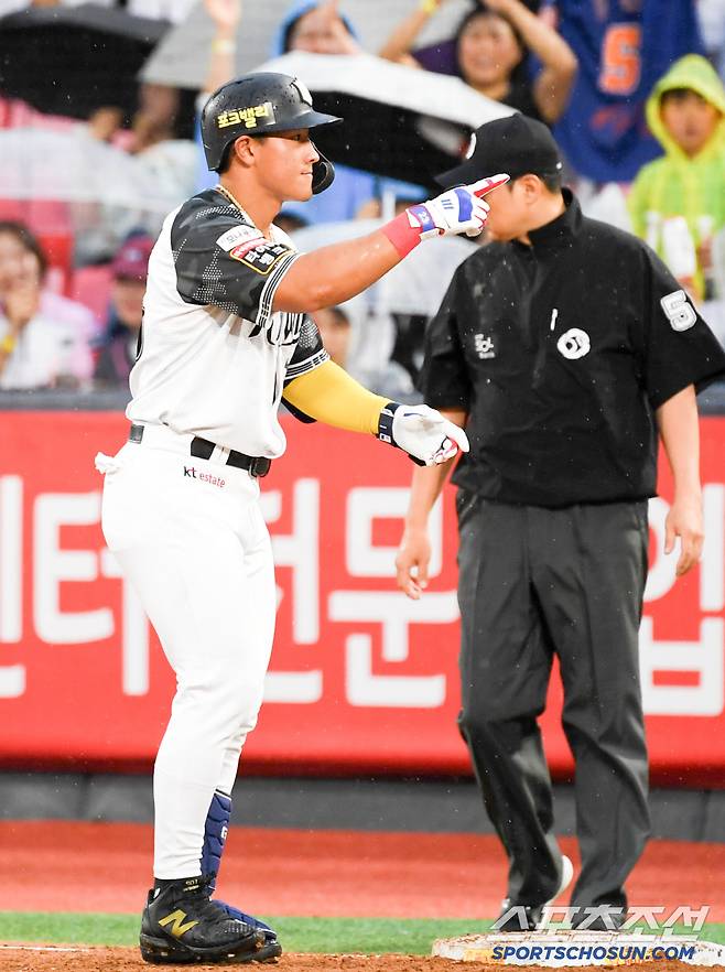 24일 수원KT위즈파크에서 열린 KBO리그 KT 위즈와 LG 트윈스의 경기. 3회말 2사 2루 KT 안현빈이 적시타를 날린 뒤 환호하고 있다. 수원=박재만 기자 pjm@sportschosun.com/2025.06.24/