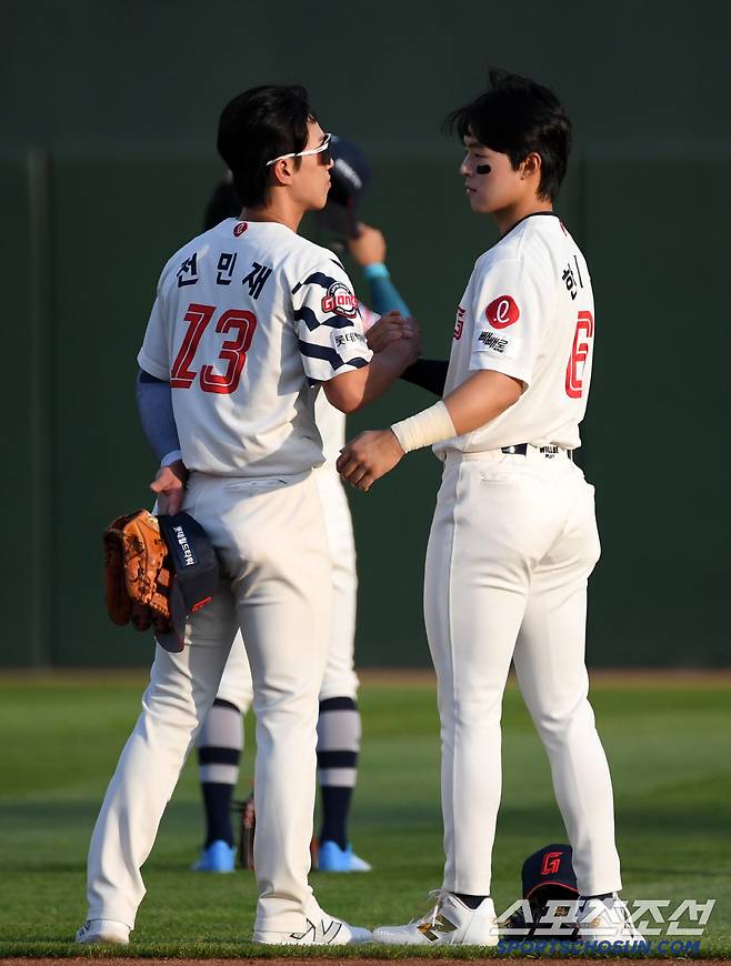 3일 부산 사직구장에서 열린 롯데 자이언츠와 LG 트윈스의 경기. 롯데 전민재, 한태양이 경기를 준비하고 있다. 부산=박재만 기자 pjm@sportschosun.com/2025.07.03/