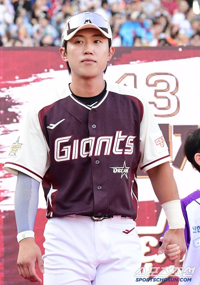 12일 대전 한화생명볼파크에서 열린 2025 KBO 올스타전, 그라운드 나서는 롯데 전민재. 대전=송정헌 기자songs@sportschosun.com/2025.07.12/