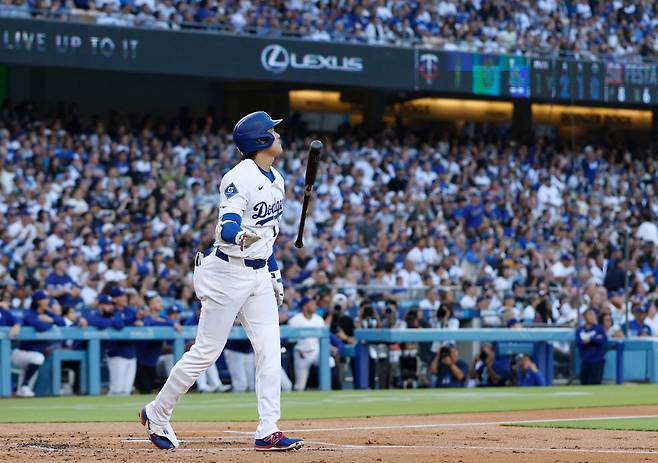 오타니가 1회말 중월 투런홈런을 날린 뒤 타구를 바라보며 배트플립을 하고 있다. AFP연합뉴스