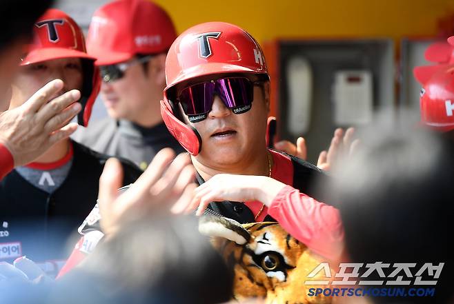 11일 인천 SSG랜더스필드에서 열린 KIA-SSG전. 5회초 1사 1루 최형우가 투런포를 친 후 환영받고 있다. 인천=정재근 기자 cjg@sportschosun.com/2025.5.11/