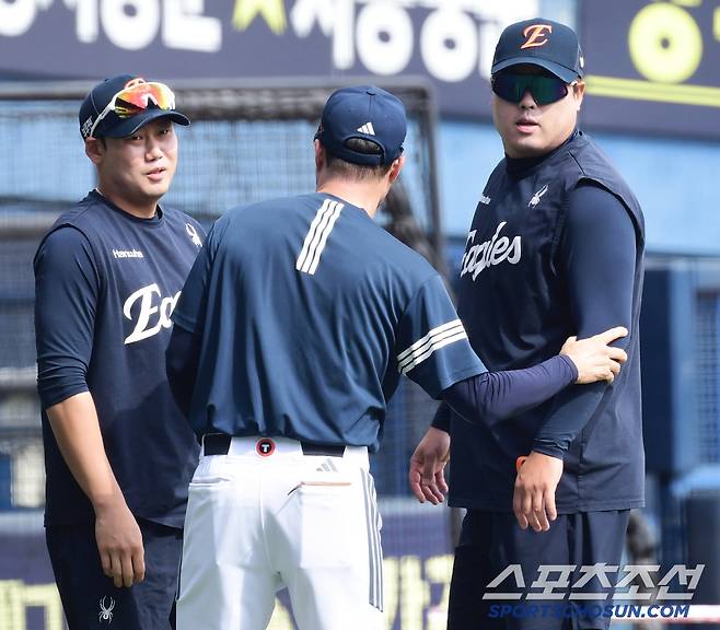 두산 조성환 감독대행에게 인사를 건네고 있는 한화 하주석, 류현진.