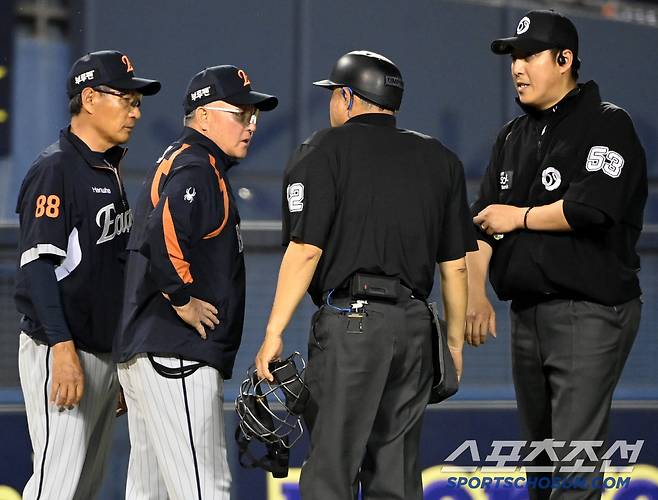 27일 잠실야구장에서 열린 한화와 LG의 경기, 7회말 한화 김경문 감독이 LG 이영빈의 체크 스윙이 볼로 선언되자 어필하고 있다. 잠실=허상욱 기자wook@sportschosun.com/2025.05.27/