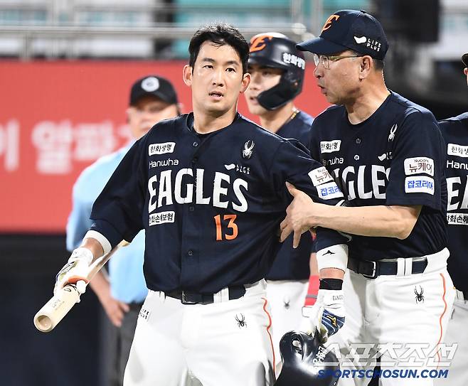 20일 수원 KT위즈파크에서 열린 한화-KT전. 8회초 1사 1루 삼진 아웃을 당한 최재훈이 체크스윙 판정에 불만을 표시하자 김민호 코치가 나와 달래고 있다. 수원=정재근 기자 cjg@sportschosun.com/2025.7.20/