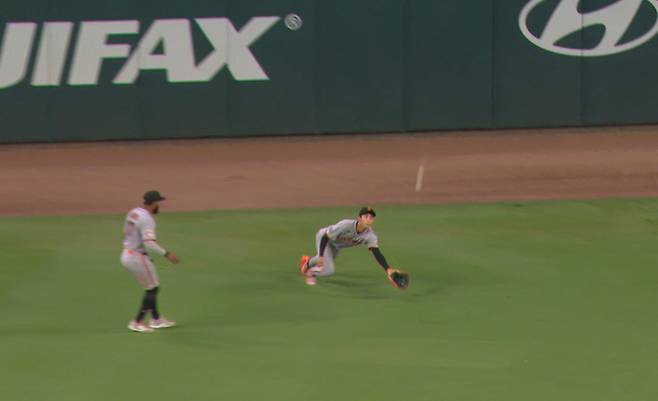 샌프란시스코 중견수 이정후가 6회말 2사 2루서 애틀랜타 드레이크 볼드윈이 친 좌중간 플라이의 낙하 지점을 놓친 뒤 뒤늦게 글러브를 뻗고 있지만, 2루타를 허용하고 있다. 사진=MLB.TV 캡처
