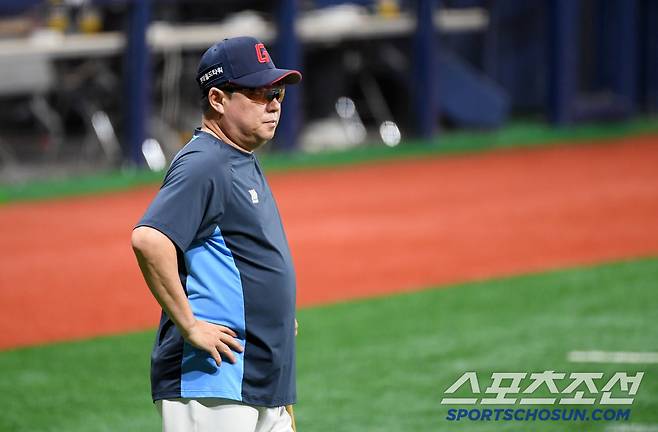 22일 서울 고척스카이돔에서 열린 키움 히어로즈와 롯데 자이언츠의 경기. 롯데 김태형 감독이 훈련을 지켜보고 있다. 고척=박재만 기자 pjm@sportschosun.com/2025.07.22/