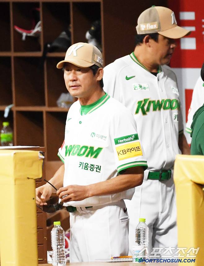 22일 서울 고척스카이돔에서 열린 키움 히어로즈와 롯데 자이언츠의 경기. 설종진 감독대행이 경기를 준비하고 있다. 고척=박재만 기자 pjm@sportschosun.com/2025.07.22/