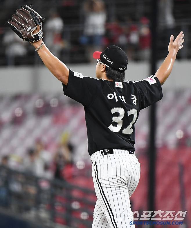 22일 광주 기아 챔피언스필드에서 열린 LG-KIA전. LG가 9대7의 극적인 역전승을 거뒀다. 9회말 마무리로 등판한 이지강이 환호하고 있다. 광주=정재근 기자 cjg@sportschosun.com/2025.7.22/