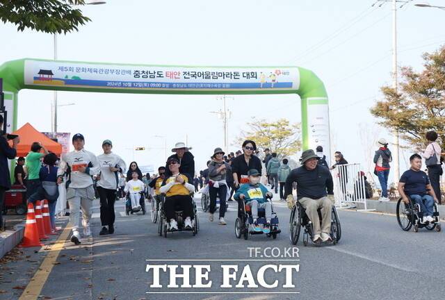 지난해 10월 12일 태안 꽃지 해수욕장 일원에서 열린 제5회 전국어울림마라톤대회 모습 /태안군