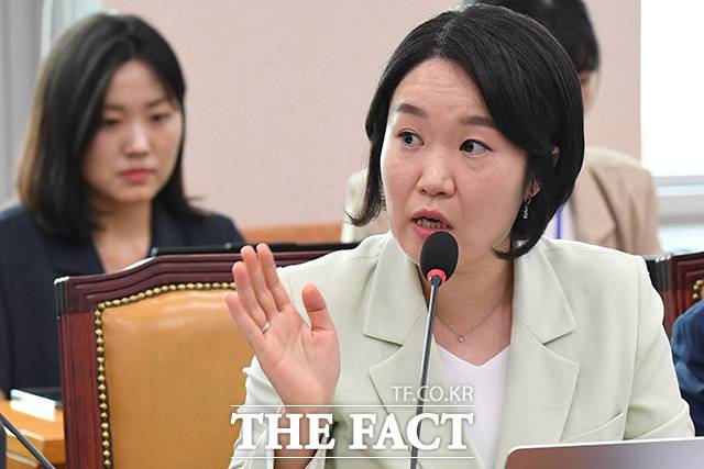 이소영 더불어민주당 의원(사진)이 22일 강선우 여성가족부 장관 후보자의 보좌진 갑질 논란을 옹호한 문진석 원내운영수석부대표를 향해 "노동 감수성을 강조해 온 민주당에 걸맞지 않는 주장"이라고 비판했다. /남윤호 기자