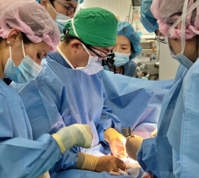 한민채 양 수술을 집도하고 있는 소아외과 전호종 교수(제공=국민건강보험 일산병원)