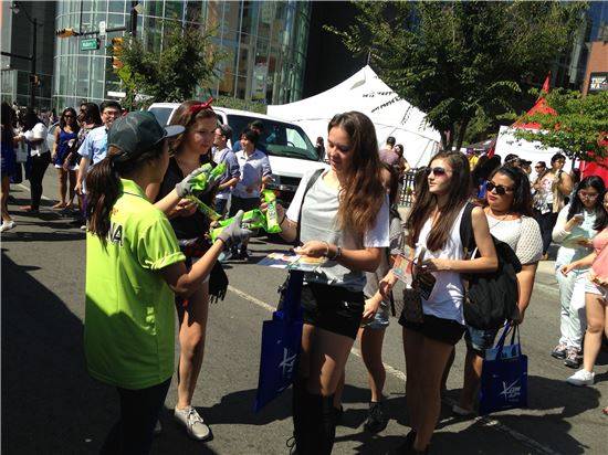 빙그레가 미국 뉴욕에서 '메로나' 프로모션을 진행하고 있다.