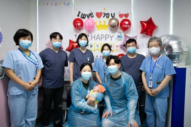 건강을 회복한 한채아양과 부모가 일산병원 의료진과 기념사진을 찍고 있다. 일산병원