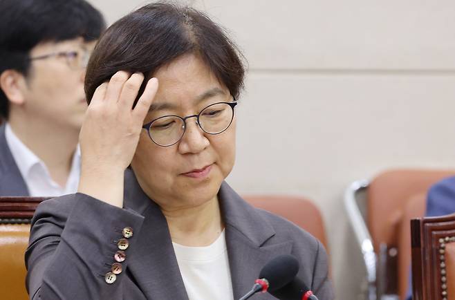 정은경 보건복지부 장관 후보자가 지난 18일 국회 보건복지위원회에서 열린 인사청문회에서 머리를 넘기고 있다. /남강호 기자