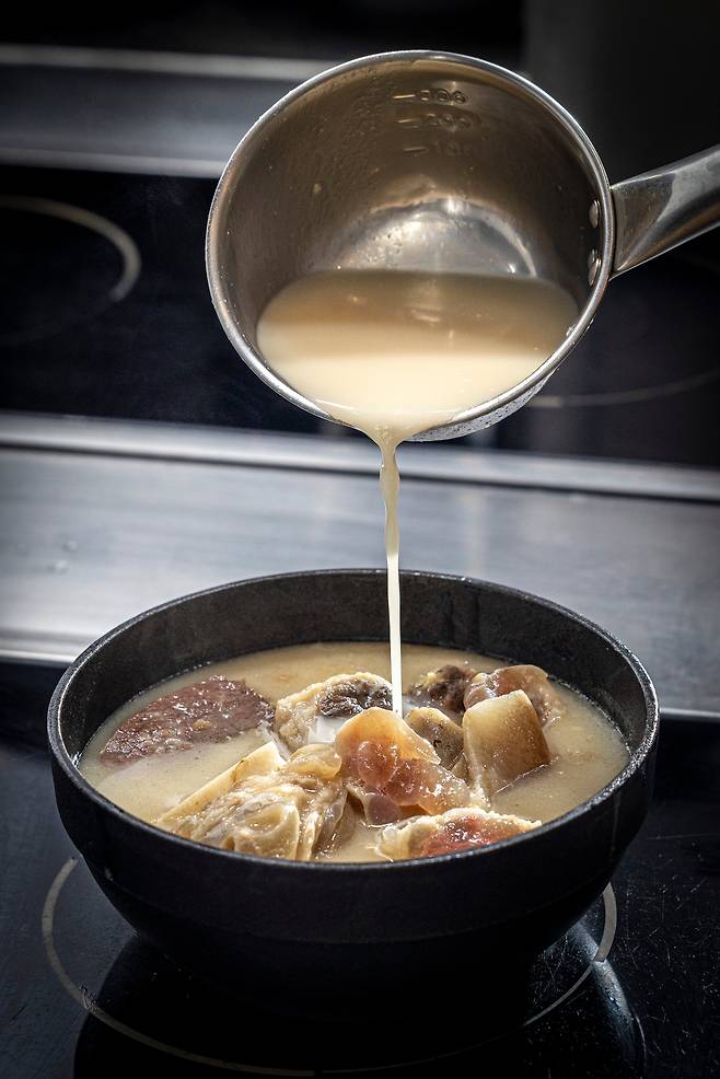 This is Gomtang LAB’s collagen beef bone soup./Lee Sin-young
