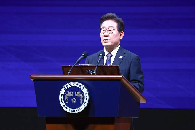 이재명 대통령은 최근 국가안보회의에서 단절된 남북 관계의 복원을 강조했다. 사진은 지난 7월 13일 세계정치학회 서울 총회 개막식에서 연설하는 모습./연합뉴스