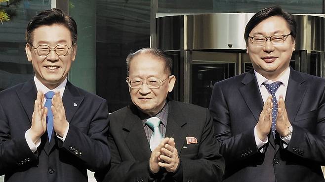 Ri Jong-hyok (center), vice chairman of North Korea's Asia-Pacific Peace Committee, poses with then-Gyeonggi Governor Lee Jae-myung (left) and Vice Governor Lee Hwa-young (right) during his visit to Gyeonggi Province for the International Convention for Peace and Prosperity in the Asia Pacific in November 2018. /Yonhap