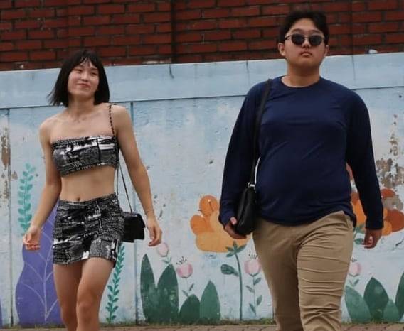 방시혁 하이브 의장과 BJ 과즙세연을 패러디한 학생들./의정부고 학생자치회 인스타그램