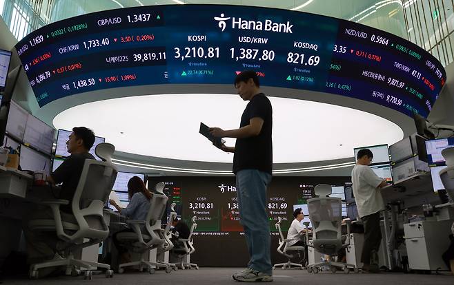 서울 중구 하나은행 본점 딜링룸에서 딜러가 업무를 보고 있다./연합뉴스