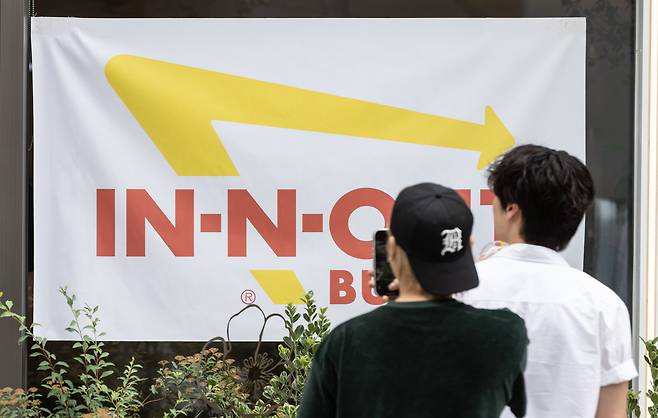 2023년 서울 강남구 인앤아웃 버거 팝업 스토어 앞으로 시민들이 지나가고 있다. /뉴스1