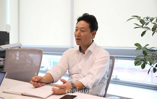 권영관 웰컴저축은행 AICT서비스본부 본부장이 지난 17일 서울 용산구 웰컴금융타워에서 데일리안과 인터뷰를 진행하고 있다. ⓒ웰컴저축은행