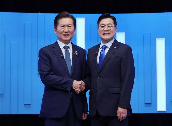 정청래(왼쪽), 박찬대 더불어민주당 당대표 후보가 16일 서울 양천구 목동 SBS에서 열린 TV토론회에 앞서 기념촬영을 하고 있다.ⓒ국회사진기자단