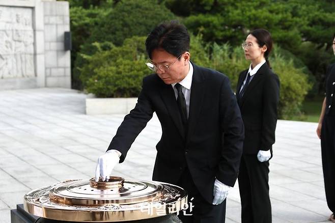 김영훈 고용노동부 장관이 22일 서울 동작구 국립서울현충원을 찾아 분향하고 있다. ⓒ고용노동부