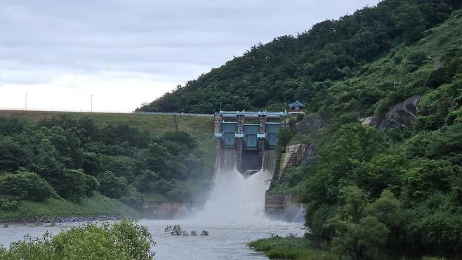 17일 오후 7시 충남 보령시 미산면 보령댐에서 방류를 실시하고 있다. 이곳에서는 초당 200t을 방류 했다. 16∼20일 전국 곳곳에 시간당 100mm가 넘는 폭우가 내려 중부지방과 남부지방에 많은 피해가 발생했다. 한국수자원공사 제공