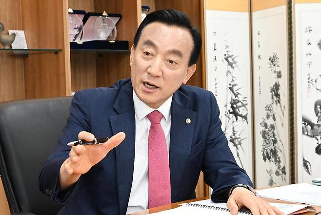 박천동 울산 북구청장이 21일 집무실에서 동아일보와 인터뷰를 하고 있다. 박 구청장은 “앞으로 100년 동안 흔들리지 않도록 북구의 경쟁력을 강화하겠다”고 말했다. 울산 북구 제공