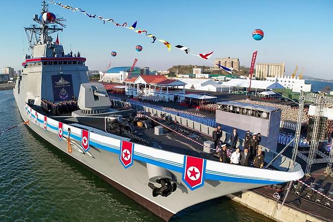 지난 4월 26일 진수한 5000톤급 신형 구축함인 ‘최현호’. 평양 노동신문=뉴스1