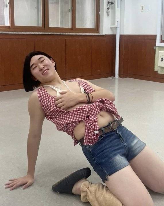 가수 권은비를 패러디한 의정부고 학생. 의정부고 학생자치회 인스타그램.