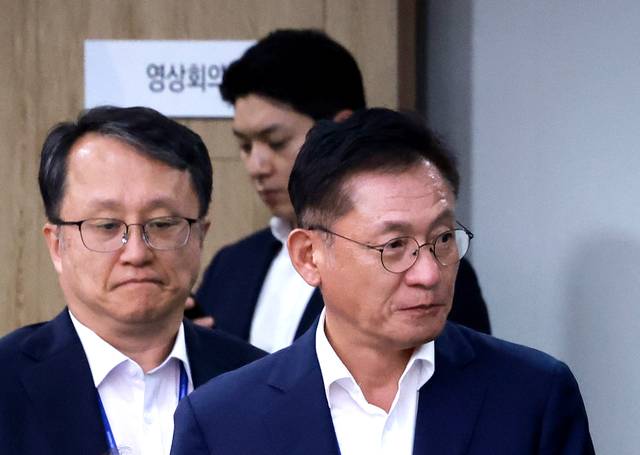 강준욱 대통령실 국민통합비서관(왼쪽)이 대통령 수석·보좌관 회의에 참석하고 있다. [연합뉴스]