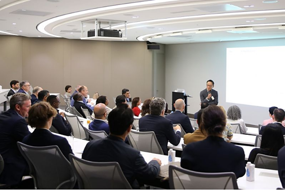 정태영 현대카드 부회장이 지난해 6월 26일 현대카드 본사에서 글로벌 금융회사 CEO들을 대상으로 데이터 사이언스에 관해 설명하고 있다. [현대카드 제공]