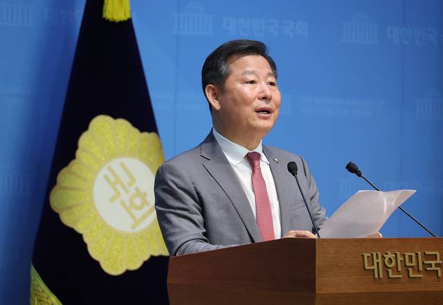 친윤(親윤석열 핵심) 이철규 국민의힘 의원이 22일 국회 소통관에서 순직해병특검 수사 관련 입장 발표 기자회견을 하고 있다.<연합뉴스 사진>