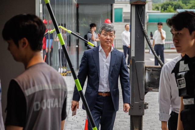 이종호 전 블랙펄인베스트 대표가 21일 서울 종로구 KT광화문빌딩에 마련된 김건희 여사 관련 의혹을 수사 중인 민중기 특별검사팀 사무실에 출석하고 있다. 이 전 대표는 22일 김건희특검팀의 출석 요구엔 불응했다.