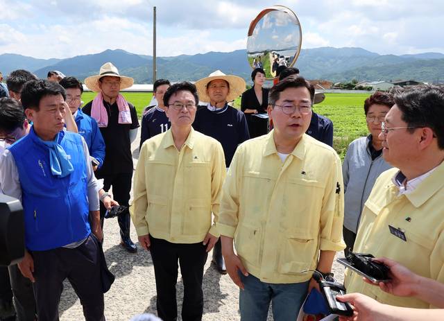 더불어민주당 대표 선거에 출마한 박찬대 의원이 22일 수해 피해 지역인 전남 곡성군 곡성읍 대평리를 찾아 현장을 둘러보고 있다. [연합뉴스]
