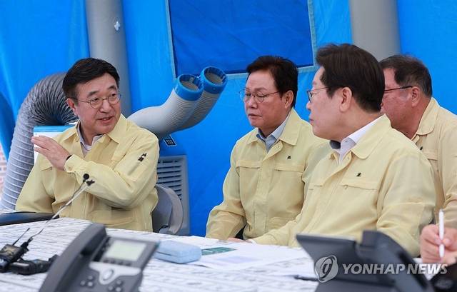 이재명 대통령(오른쪽)이 윤호중 행정안전부 장관과 대화를 나누고 있다. [연합뉴스]