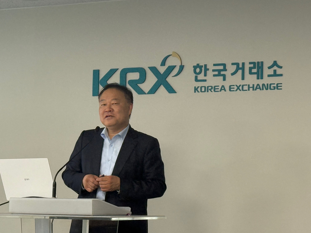 김학균 신영증권 리서치센터장이 22일 오전 서울 한국거래소에서 발표를 하고 있다.