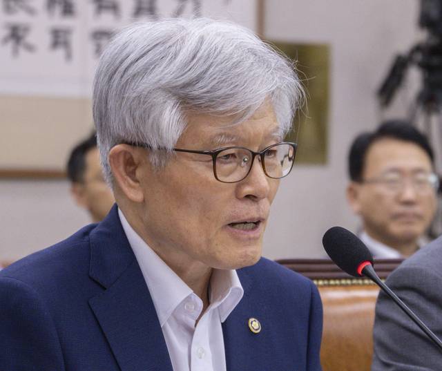 최동석 신임 인사혁신처장이 22일 열린 국회 법제사법위원회 전체회의에 출석해 의원 질의에 답하고 있다.<연합뉴스 사진>