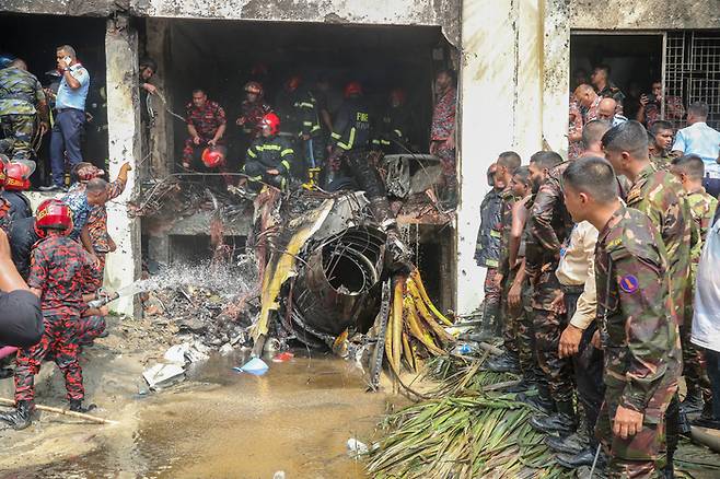 21일 방글라데시 다카 지역에서 발생한 공군 훈련기 추락 사고 현장. 사진=신화 연합뉴스