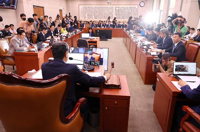 1일 국회에서 열린 법제사법위원회 전체회의에서 더불어민주당 소속 이춘석 위원장이 의사봉을 두드리고 있다. 연합뉴스