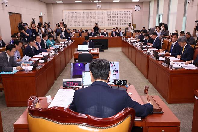 3일 서울 여의도 국회에서 열린 법제사법위원회 전체회의에서 더불어민주당 소속 이춘석 위원장이 의사봉을 두드리고 있다. 연합뉴스