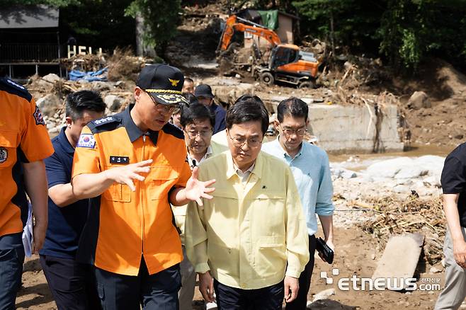 김동연 경기지사(앞줄 오른쪽)가 22일 가평군 현장을 찾아 집중호우로 피해를 입은 현장을 점검했다.