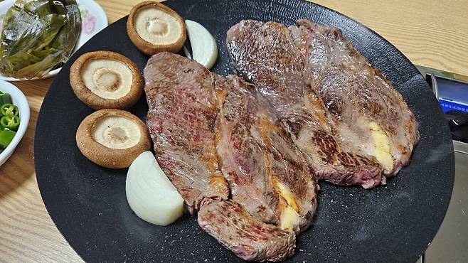 20250721_212558.jpg 저녁 손주 생일이라고 오마니가 사준 한우