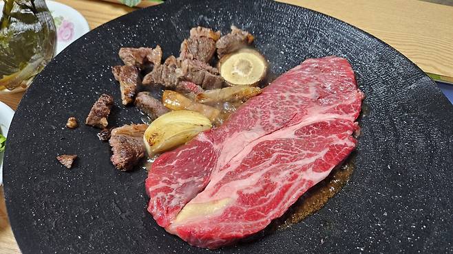 20250721_214845.jpg 저녁 손주 생일이라고 오마니가 사준 한우