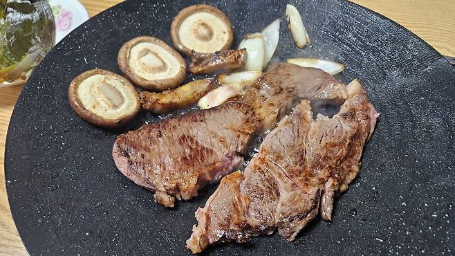 20250721_215313.jpg 저녁 손주 생일이라고 오마니가 사준 한우