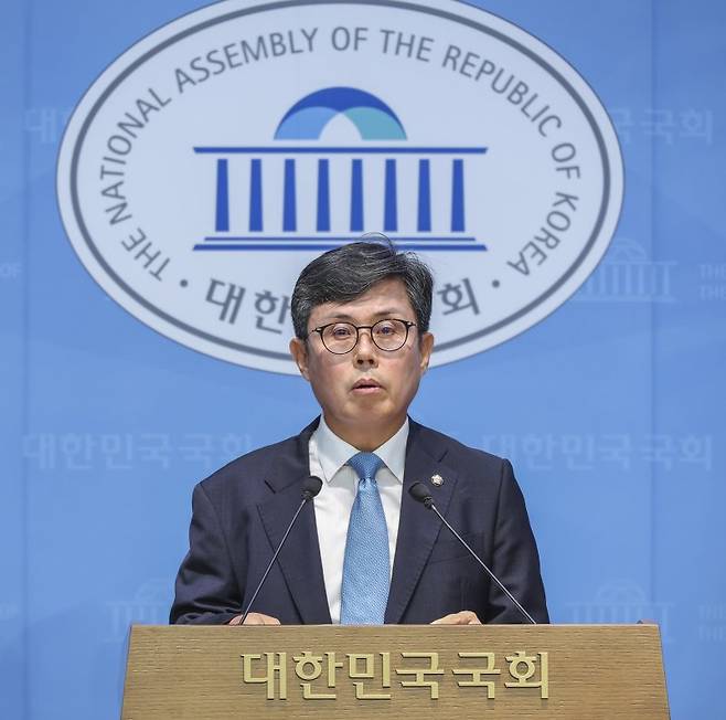 더불어민주당 안도걸 의원이 22일 국회 소통관에서 '기금형 퇴직연금제도 도입' 법안 발의 기자회견을 하고 있다. 연합뉴스