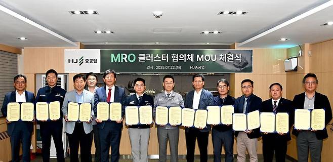 유상철 HJ중공업 대표이사(오른쪽 여섯번째)가 22일 영도조선소에서 열린 'MRO 클러스터 협의체 업무협약식'에서 부산, 경남 지역 조선 관련 전문기업 관계자들과 기념촬영을 하고 있다. HJ중공업 제공