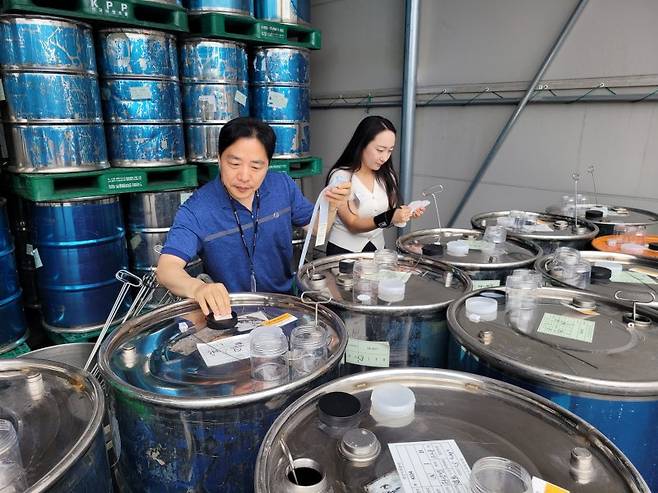 축산물품질평가원 및 한국양봉농협 직원들이 지난 18일 경기 안성시 한국양봉농협에서 꿀 등급판정을 신청한 드럼통을 확인하고 있다. 사진=최용준 기자