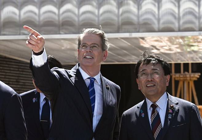 스콧 베선트 미국 재무장관(왼쪽)과 아카자와 료세이 일본 경제재생상 EPA연합뉴스